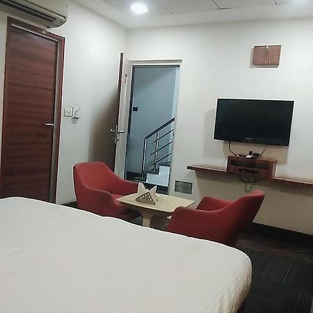 Hotel Manoranjan Inn Лакнау Екстериор снимка