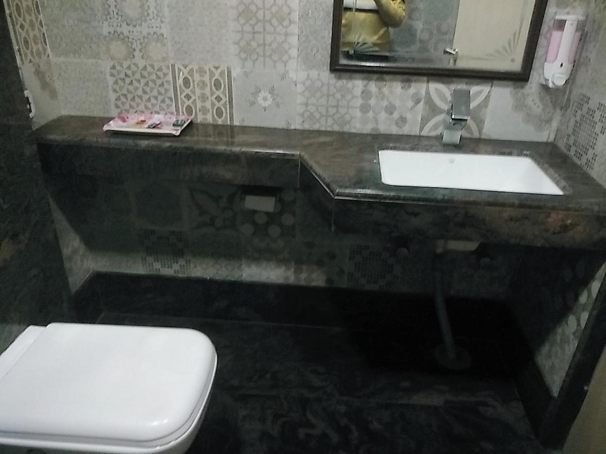 Hotel Manoranjan Inn Лакнау Екстериор снимка