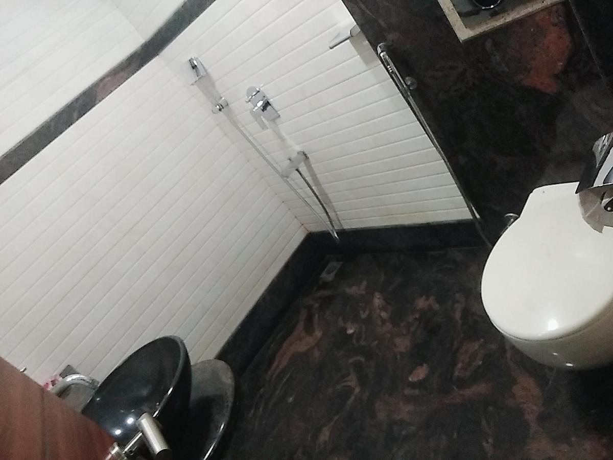 Hotel Manoranjan Inn Лакнау Екстериор снимка